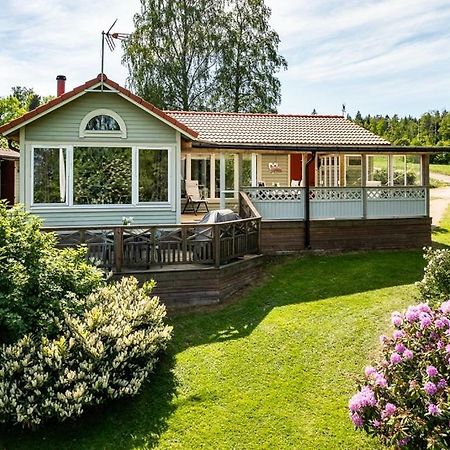 Luxury Villa By Lake Welcome You Hjo Exteriör bild